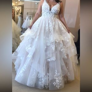 Martina Liana style 1105 ballroom bridal wedding gown size 12 ivory lace beading